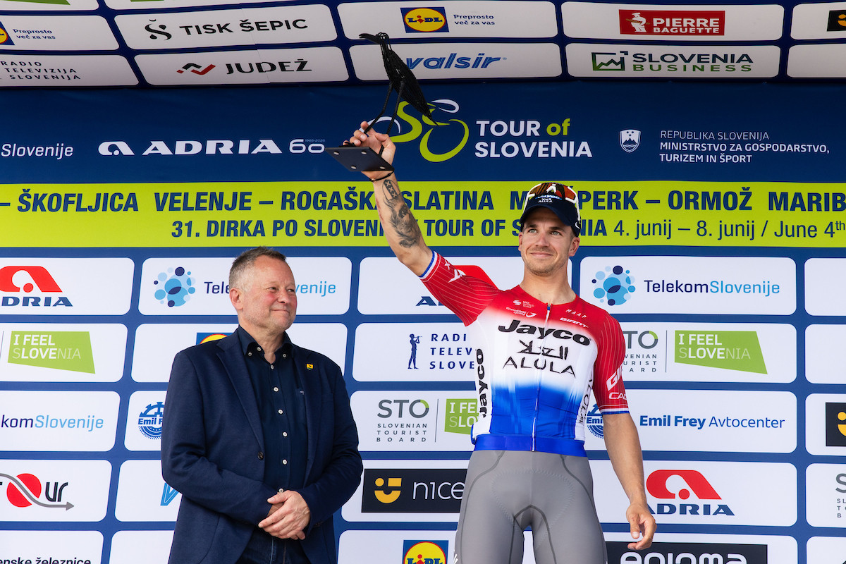 Groenewegen victorious on first stage